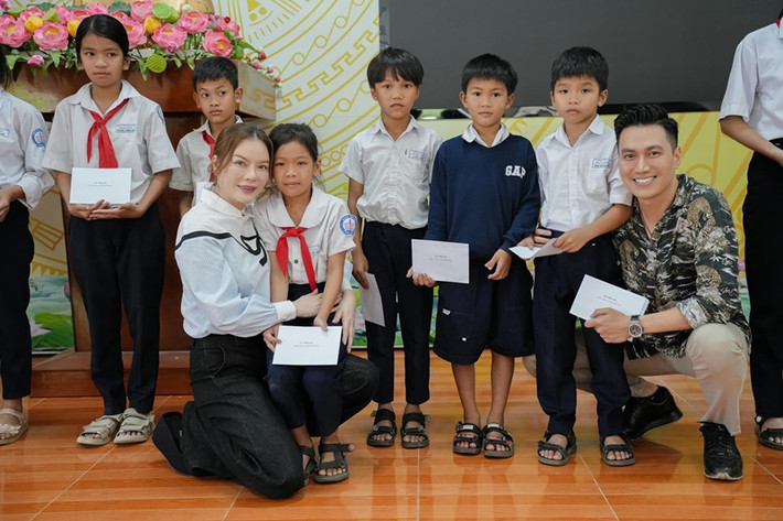 "Tôi rất coi trọng dự án này và may mắn là khi tôi nghĩ đến Việt Anh thì anh ấy sẵn sàng ngay. Dù đang tham gia phim, Việt Anh vẫn sắp xếp công việc, bay từ Hà Nội vào TPHCM, rồi bay vào Bình Định để đồng hành cùng ê-kíp", Lý Nhã Kỳ chia sẻ trên An Ninh Thủ Đô.