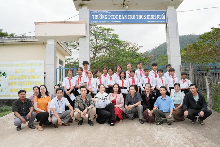 Sau chuyến từ thiện, Lý Nhã Kỳ nhắn nhủ Việt Anh: "Câu trả lời cho chuyện tình bạn lâu năm nha! Cảm ơn ông luôn nói yes khi tôi cần".