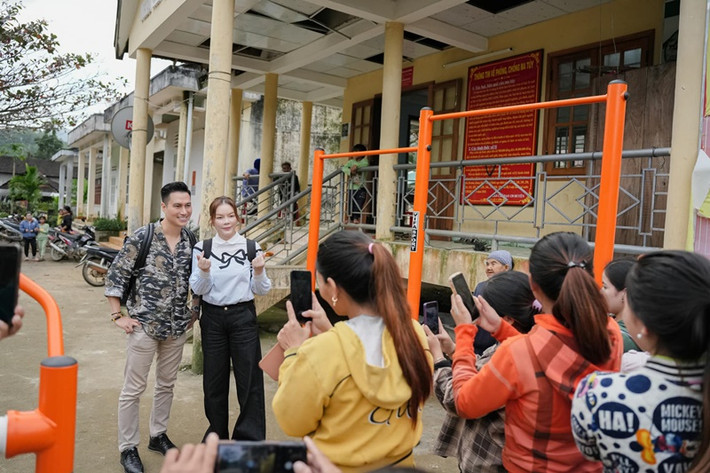 Lý Nhã Kỳ và Việt Anh cùng đi làm từ thiện.