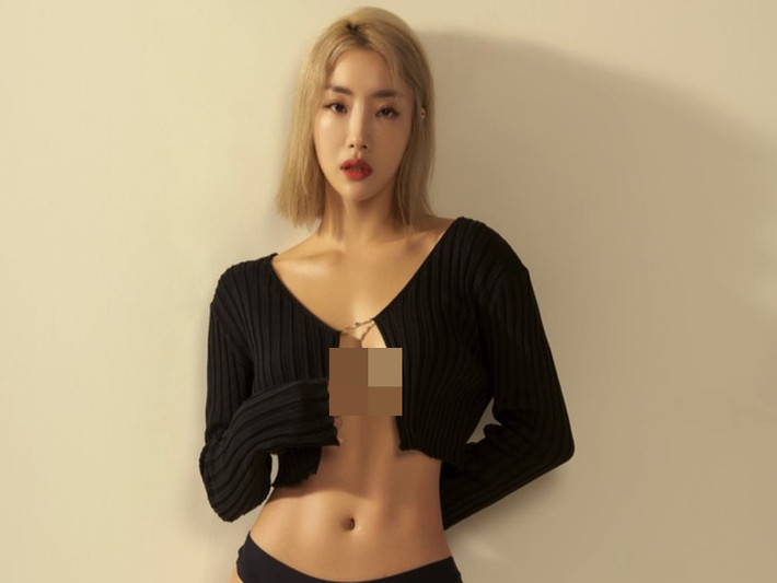 Hot girl thể hình diện phong cách không nội y khiến người đối diện phải "nín thở".