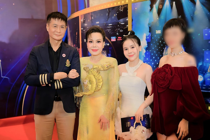 Lê Hoàng cho biết thêm, phim Trà khi chiếu lên hội đồng duyệt cắt rất nhiều nhưng cắt hợp lý. "Hội đồng duyệt làm nghiêm khắc và tôi cũng tuân thủ từng giây một theo yêu cầu", anh nói. Ảnh: FBNV.