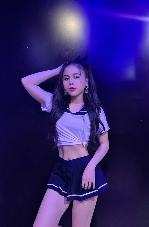 Tạo hình gợi cảm, trẻ trung của Đoàn Trinh trong phim Tết. Ảnh: FBNV.