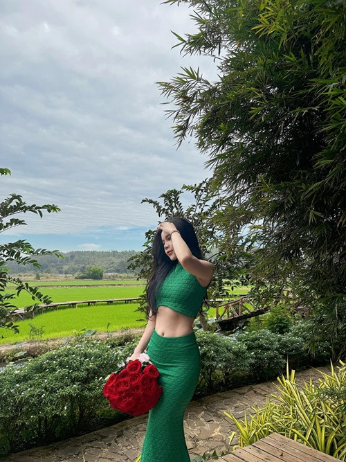 Nhờ gu thời trang tinh tế, cô hút mọi ánh nhìn dù không có chiều cao người mẫu. Ảnh: FBNV.