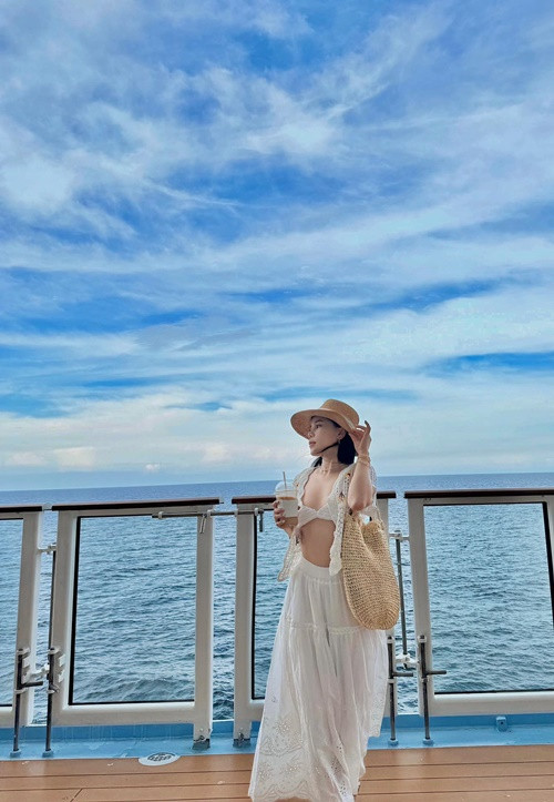 Đoàn Trinh gợi cảm trong một chuyến du lịch. Ảnh: FBNV.
