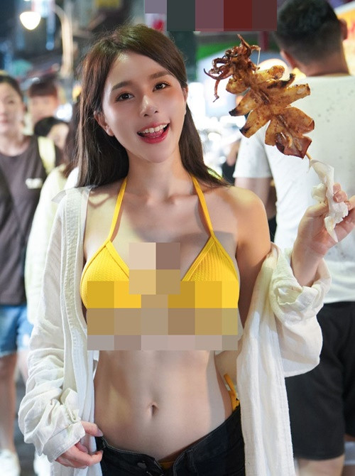 Valent Woo là một trong những hot girl nổi tiếng ở Malaysia. Khi xuống phố, cô không ít lần mặc hở táo bạo.