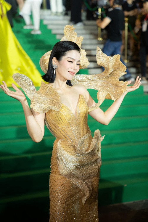 Lệ Quyên gửi lời xin lỗi đến các nghệ sĩ được đề cử. Cô phân trần rằng ban tổ chức không nhắc nhở, MC đọc các đề cử trước khi công bố kết quả. Ảnh: FBNV.