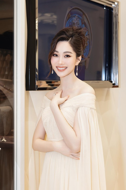 Mới đây, Hoa hậu Việt Nam 2012 chia sẻ, cô cùng gia đình tạm rời xa căn biệt thự bề thế trong vài tháng. Ảnh: FBNV.