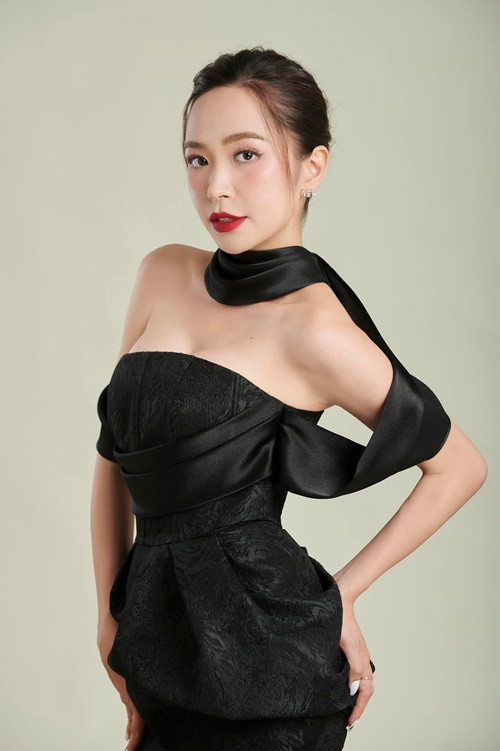 Nữ diễn viên gợi cảm ở đời thường, khác hẳn vẻ kín đáo trên màn ảnh.