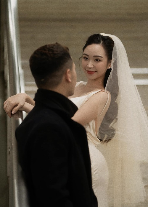 Diễn viên Kim Oanh vừa tung bộ ảnh cưới. “Đến lúc có một bộ film của riêng mình”, cô viết.
