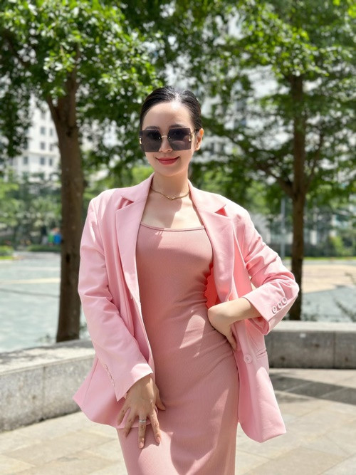 Kim Oanh chia sẻ trong cuộc phỏng vấn với Dân Việt: “Tôi là người hướng về gia đình. Để hy sinh vì gia đình với tôi cũng là một thứ hạnh phúc. Tôi muốn là một người đứng sau làm hậu phương để chăm sóc chồng con chu toàn. Những công việc chăm sóc nhà cửa, gia đình tôi rất thích”.