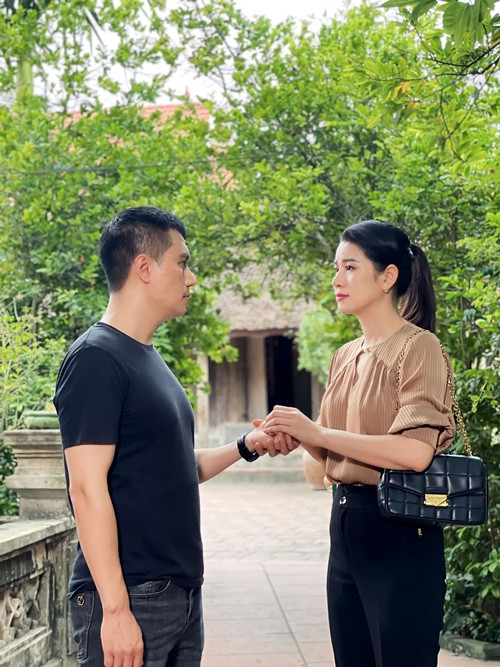 Cô vào vai vợ Việt Anh trong Cuộc chiến không giới tuyến.