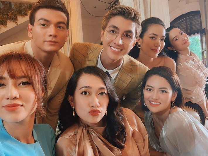 "Trong một tháng quay phim ở Huế, cả 4 chúng tôi đã sống chung một căn phòng, làm mọi việc cùng nhau. Ngoài công việc, trao đổi vai diễn thì cả 4 thường tạo nhiều trò để trêu nhau. Vì vậy sự gắn kết của cả nhóm ngày càng tăng", Thùy Anh nói.