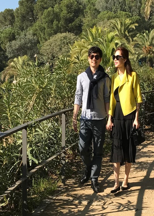 Doanh nhân Trung Tín vừa dành lời ngọt ngào cho Hoa hậu Đặng Thu Thảo dịp sinh nhật. Anh viết: "Với con đường còn dài trước mắt, chỉ mong được tiếp tục vượt trở ngại cùng em. Chúc mừng sinh nhật honey. Xin lỗi em vì con đường này ngoằn nghèo và nhiều ổ gà quá". Đi kèm với đó, chồng Thu Thảo đăng tải hình ảnh của hai người vào gần 10 năm trước.