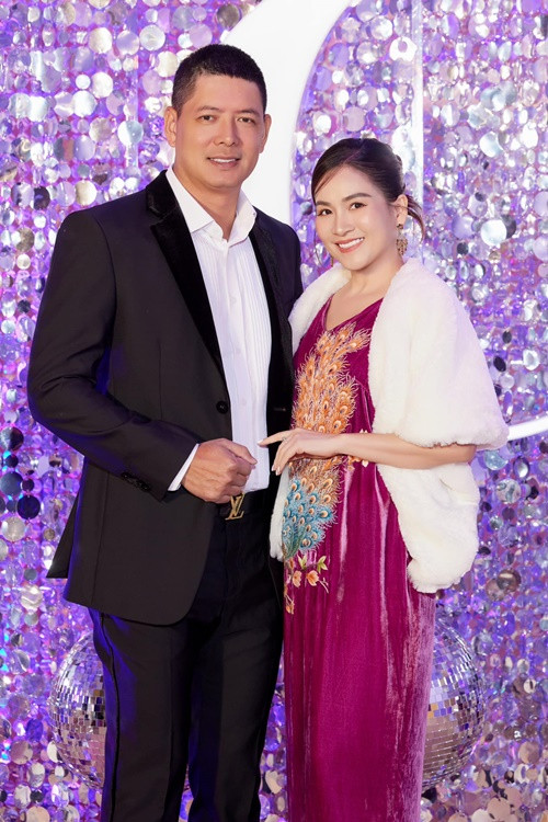 Diễn viên Bình Minh kết hôn với doanh nhân Lê Anh Thơ vào năm 2008. Vài năm trở lại đây, vợ Bình Minh lột xác ngoạn mục.
