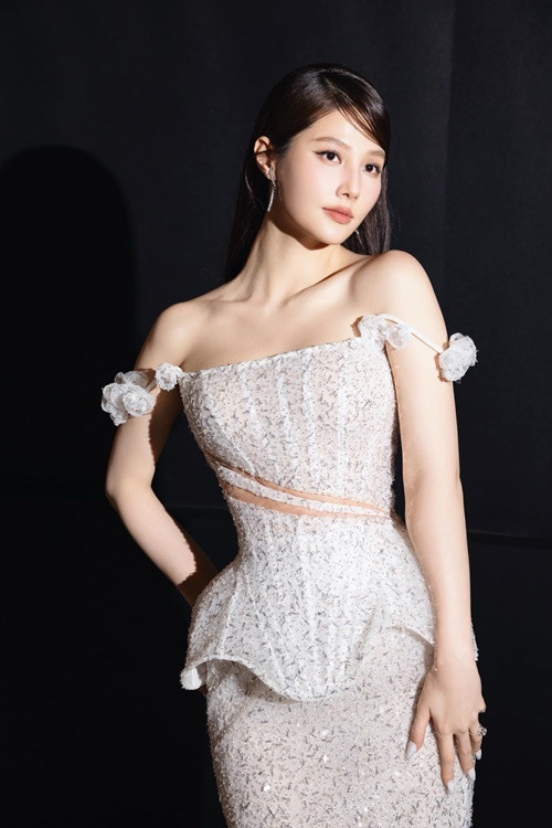 Hiện tại, cân nặng của Diễm My là 56 kg.