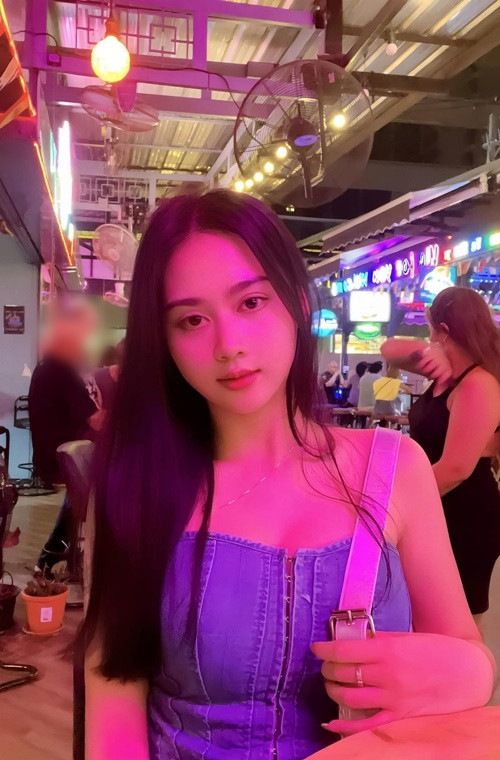 Bạn gái Hoài Lâm giữ sự chừng mực về độ gợi cảm của trang phục.