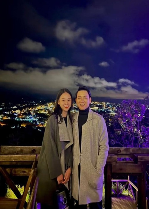 Kim Ngân đăng tải hình ảnh tình tứ bên Hoài Lâm tại Đà Lạt khi nam ca sĩ biểu diễn ở đây.