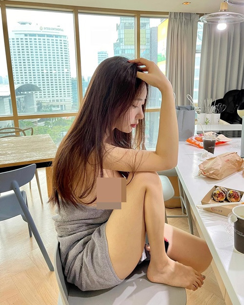 Không ít lần, Shin Jae Eun gây tranh cãi vì hình ảnh hở bạo. Cô từng đăng tải hình ảnh chỉ quấn khăn tắm khi ngồi ăn uống.