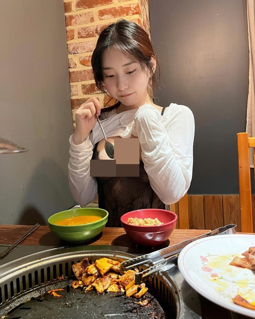 Shin Jae Eun mặc nội y ren xuyên thấu nên bị lộ điểm nhạy cảm.