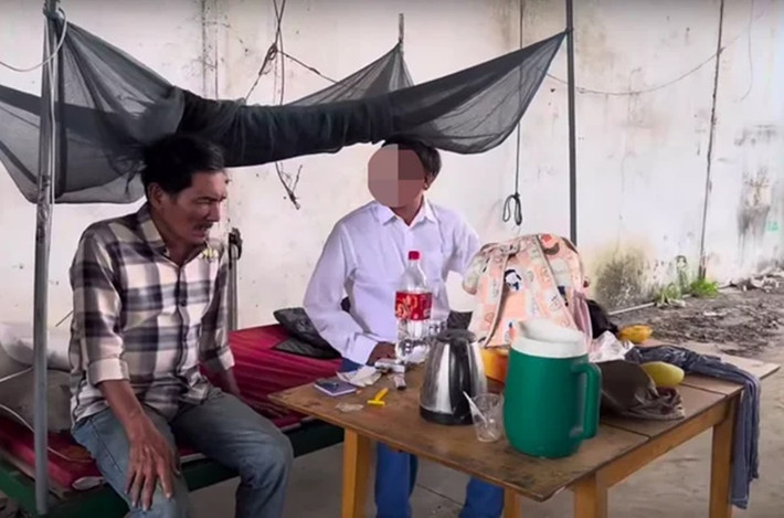 Mới đây, một cư dân mạng đăng tải clip nghệ sĩ Thương Tín ở một nhà xưởng bỏ hoang. Ảnh: Saostar.