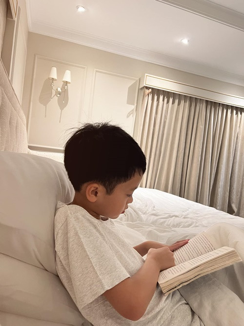 Tăng Thanh Hà giấu mặt cả ba người con.
