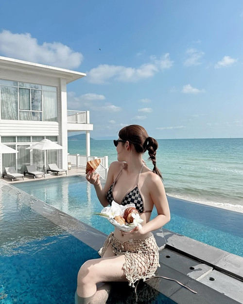 Nữ diễn viên hài khoe loạt ảnh gợi cảm trong chuyến đi.