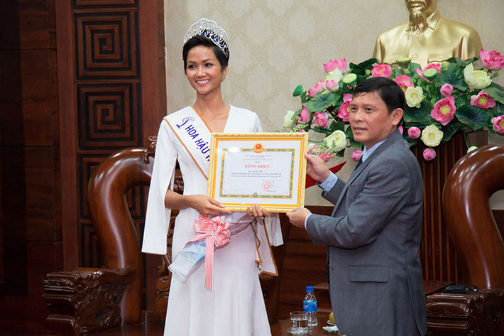 Uỷ ban nhân dân tỉnh Đắk Lắk cho biết, tỉnh Đắk Lắk rất tự hào và hãnh diện trước thành công của Hoa hậu H'Hen Niê.