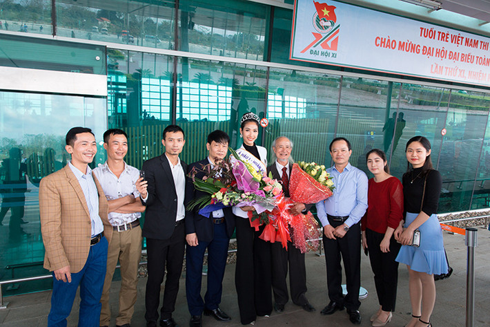 Hoàng Thùy vui mừng gặp ông ngoại cùng những người thân khác tại sân bay Thọ Xuân, Thanh Hóa.