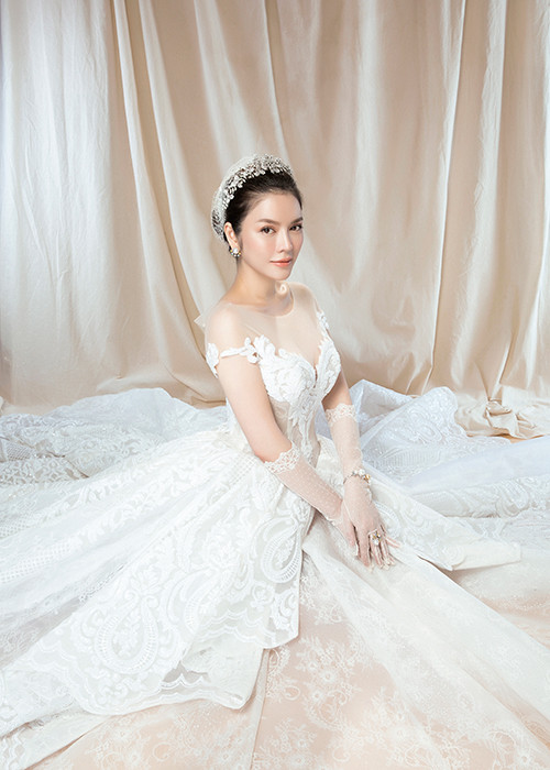 Người đẹp bật mí rằng cô chọn trang sức phụ thuộc vào kiểu dáng váy cưới để có được vẻ đẹp hoàn hảo và lộng lẫy, tinh tế hơn.