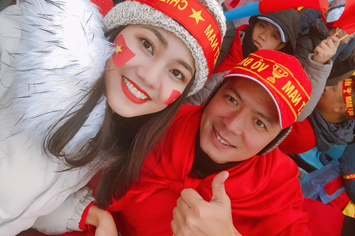 Người đẹp chụp ảnh kỷ niệm cùng Bình Minh trước giờ bóng lăn.