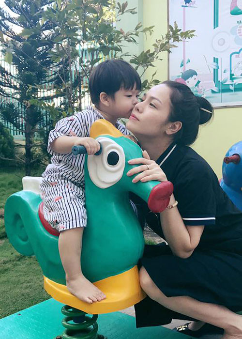 Từng bị cho là bỏ bê con cái, Nhật Kim Anh khẳng định cô không phải là bà mẹ vô tâm. Nữ diễn viên chưa bao giờ bỏ bê con cái mà là công việc cuốn cô đi khiến cô không có nhiều thời gian dành cho con trai.