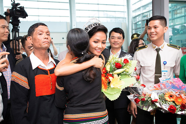 Trước đó, trong chung kết Hoa hậu Hoàn vũ Việt Nam 2017, bố mẹ của H'Hen Niê đều có mặt để ủng hộ con gái.