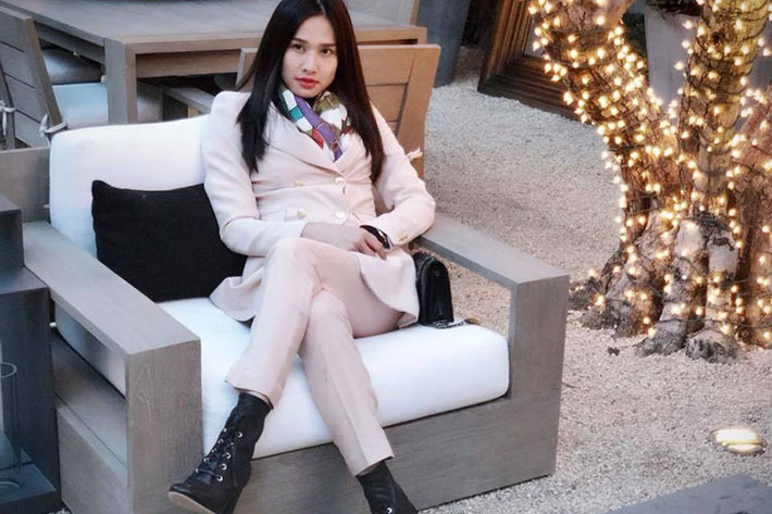 Dương Thùy Linh tâm sự: “Người lạ ơi! Cho tôi mượn...à mà thôi, tôi mượn cái ghế tạm vậy, vì tôi cần lắm sự bình yên để thấy cuộc đời thật đẹp”.