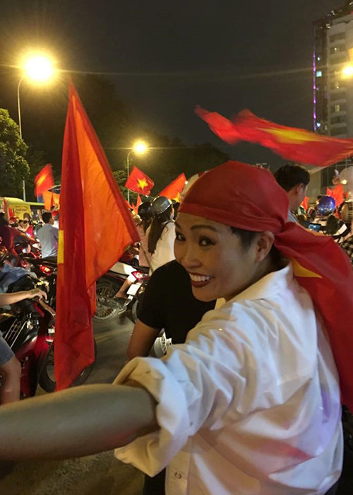 Xuống đường bằng phương tiện xe máy để ăn mừng chiến thắng của U23 Việt Nam, Phương Thanh đeo cờ Tổ quốc và không giấu được sự tự hào.