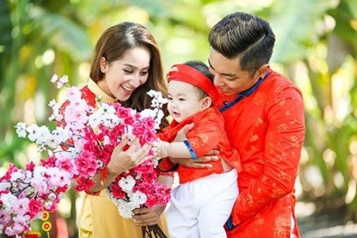 Vợ chồng Khánh Thi - Phan Hiển bày tỏ cảm xúc sau trận đấu: “Hôm nay vui như Tết vậy. Tự hào quá Việt Nam ơi”.