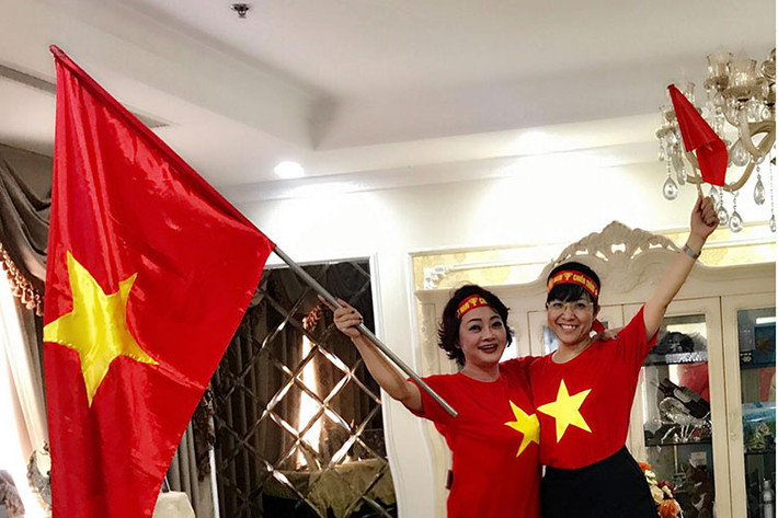 MC Thảo Vân, nghệ sĩ Trà My đã khóc trong giây phút đội tuyển Việt Nam giành chiến thắng để vào vòng chung kết.