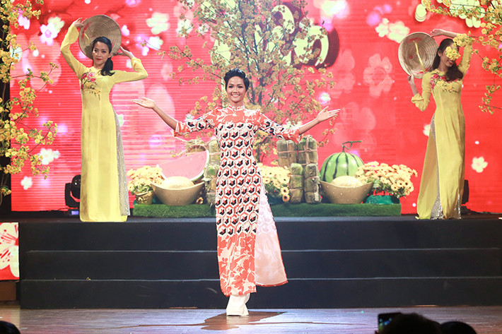 Tối ngày 24/1, tân Hoa hậu Hoàn vũ Việt Nam H’hen Niê tham gia chương trình Tình xuân.