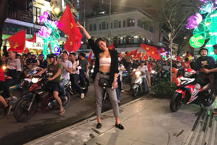 MC Phương Mai cũng hào hứng hòa vào dòng người đi bão mừng U23 Việt Nam.