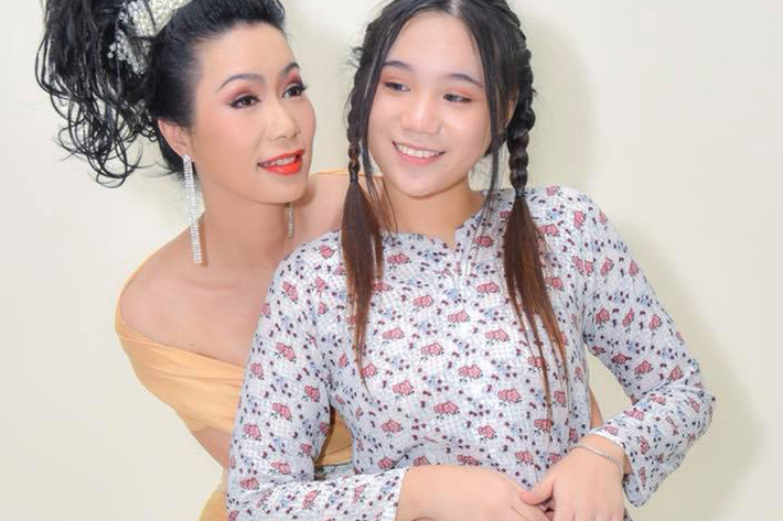 Con gái Trịnh Kim Chi mặc áo của mẹ để đóng vai cô gái thôn quê.