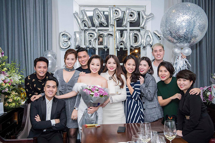 Minh Hương “Nhật ký Vàng Anh” đón sinh nhật bên bạn bè.