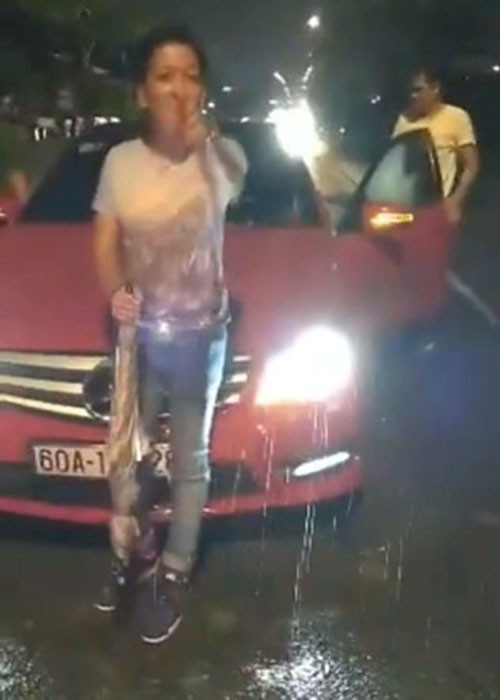 Tháng 9/2017, cư dân mạng truyền tay nhau clip tố Trường Giang say xỉn, tranh cãi trong vụ va chạm giao thông giữa đêm khuya. Ảnh: youtube