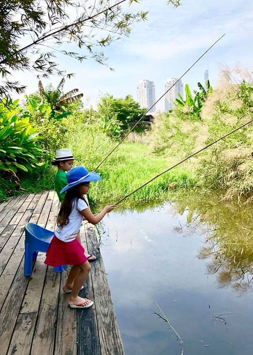 “Câu cá, thực tập đức tính khó nhất luôn, cho cả mẹ, chứ đừng nói là cho con: kiên nhẫn”, Hồng Nhung chú thích cho bức ảnh cậu con trai và cô con gái đang câu cá.