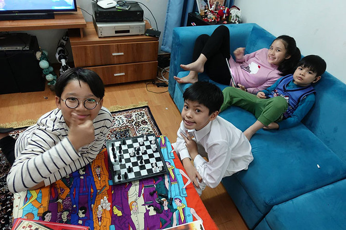 Đạo diễn Trần Lực viết: “Anh Tê Giác và Bờm - bộ đôi của chương trình Bố ơi, mình đi đâu thế hôm nay tụ hội. Các anh ý đã lớn rồi. Thay vì chạy nhảy hò hét như trước đây, gặp nhau được mấy phút là rủ nhau tỉ thí cờ. Nom to xác vậy thôi nhưng vẫn hồn nhiên nhí nhố như ngày nào”.