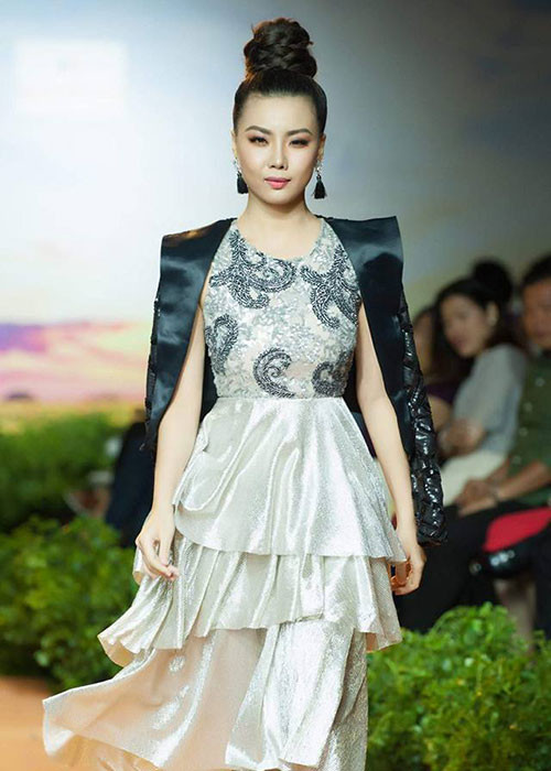 Không ít ý kiến chỉ trích Lại Thanh Hương cho rằng cô mặc trang phục không phù hợp với hoàn cảnh. Ảnh: FBNV