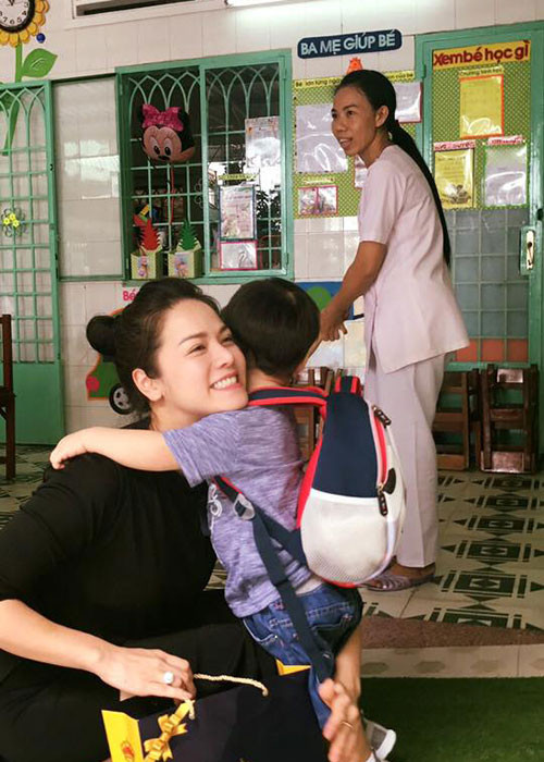 Khoảnh khắc con trai của Nhật Kim Anh không nỡ rời mẹ khi đến lớp học.