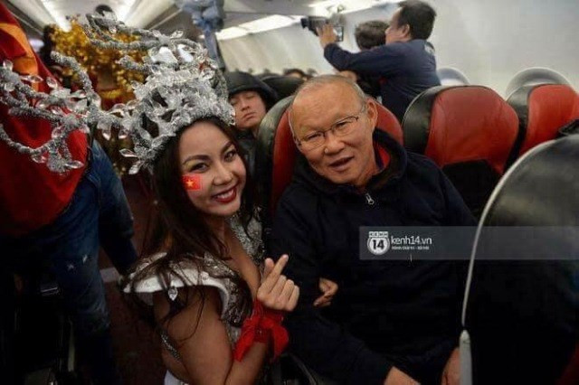 Lại Thanh Hương đang trở thành tâm điểm của dư luận khi mặc kiệm vải xuất hiện bên đội tuyển U23 Việt Nam trong chuyến bay chở đội về nước. Ảnh: Tri thức trẻ