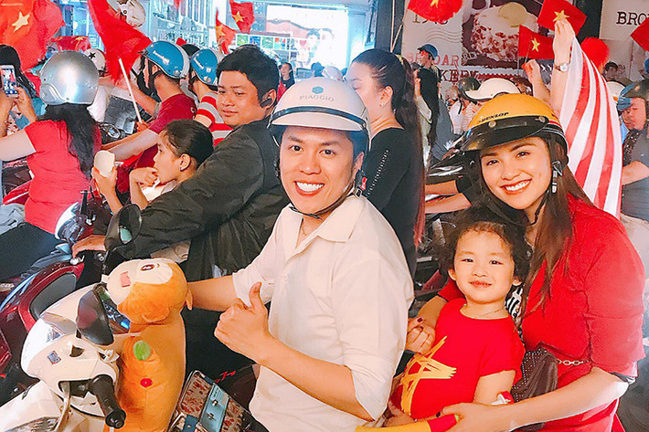 Vợ chồng Diễm Hương đưa con trai nhỏ đi ăn mừng U23 Việt Nam vào chung kết giải U23 châu Á.