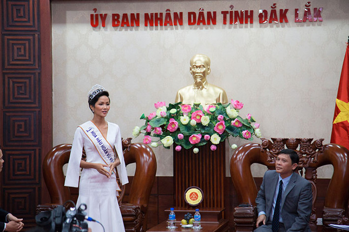 Rời sân bay, H'Hen Niê đến chào Uỷ ban nhân dân tỉnh Đắk Lắk. Trong buổi gặp gỡ, H'Hen Niê cho biết cô hạnh phúc, xúc động khi được trở về nhà, được chào đón nồng nhiệt.