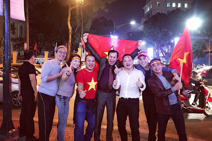 MC Thái Dũng (thứ 2 bên phải) giản dị xuống đường hò reo cùng người hâm mộ bóng đá Việt Nam.