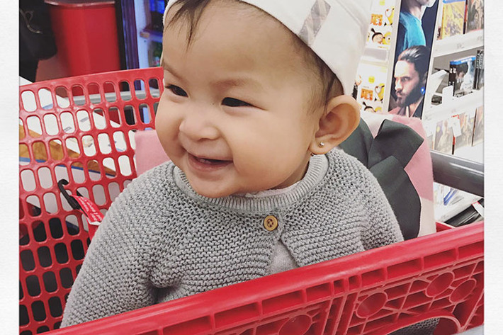 Lam Trường chia sẻ hình ảnh con gái kèm bình luận: “Yêu cái mặt quá đi. Sao bây giờ”.